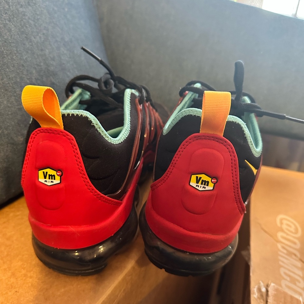 Nike Air VaporMax Plus Black and Red Shoes Men size 11.5 Sneakers - Picture 3 of 5